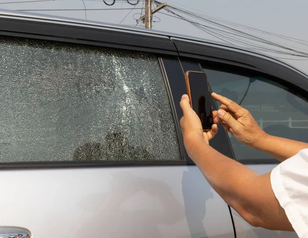 道路上のサイド車の窓ガラスのクラック 破損した車の窓 — ストック写真