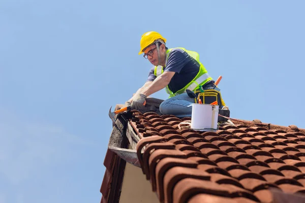 Robotnik Naprawia Okapy Dachówki Starego Dachu — Zdjęcie stockowe