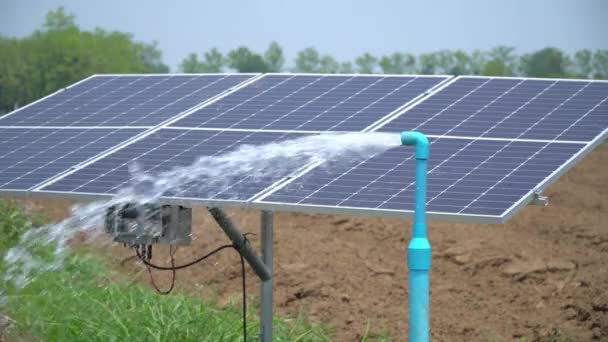 エルニーニョ現象による干ばつの間の農業分野の地下水ポンプのための太陽電池パネル — ストック動画