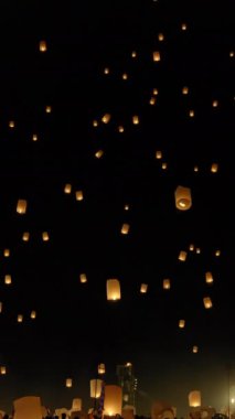 Yee-Peng Festivali 'nde (Loy Krathong) yüzen turistik gökyüzü fenerleri, Chiang Mai, Tayland.