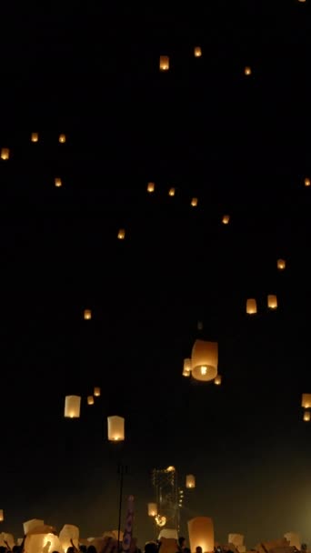 Linternas Cielo Flotante Turísticas Festival Yee Peng Loy Krathong Chiang — Vídeos de Stock