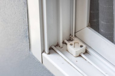 Pencere pervazları ve rayların köşeleri tozlu, bu alanların temizlenmesi gerekiyor..