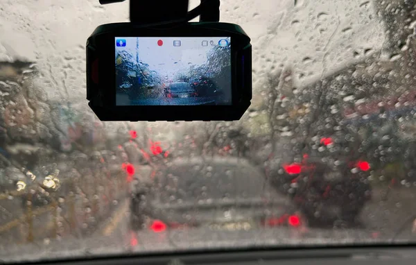 交通渋滞で車の中からフロント ガラスの雨滴 — ストック写真