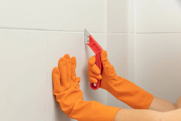 Housekeeper Remover Argamassa Velha Telhas Banheiro Recozimento Telhas Argamassa Para — Fotografia de Stock