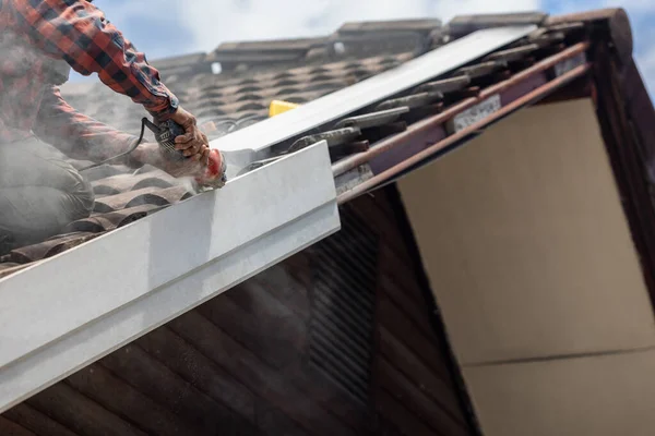 Tamirci Çatıdaki Saçakları Yapay Ahşapla Değiştiriyor — Stok fotoğraf