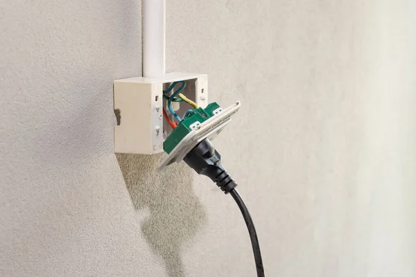 Duvardan Düşen Tehlikeli Bir Elektrik Prizi — Stok fotoğraf
