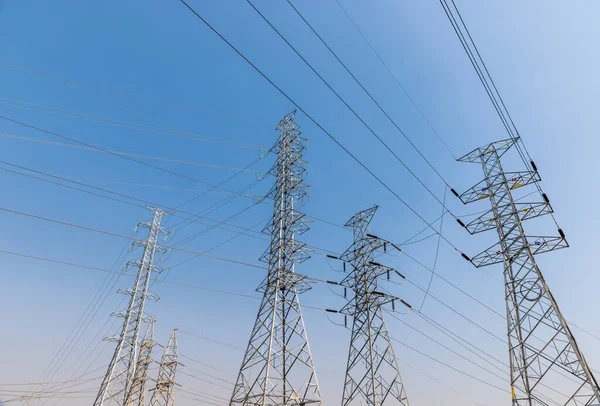 Elektrik Santralindeki Kulelerde Yüksek Voltajlı Seramik Izolatörler — Stok fotoğraf