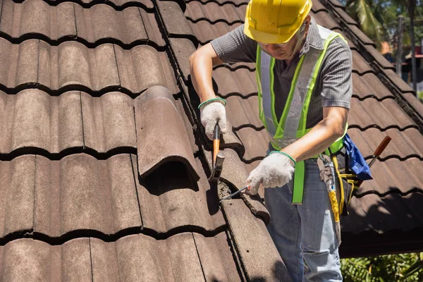 工人们把旧屋顶的瓷砖换掉 修理屋顶的概念 — 图库照片