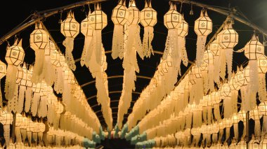 Yee Peng Festivali 'nde kağıt fenerler Tayland' ın başkenti Chiang Mai 'de dekore ediliyor..