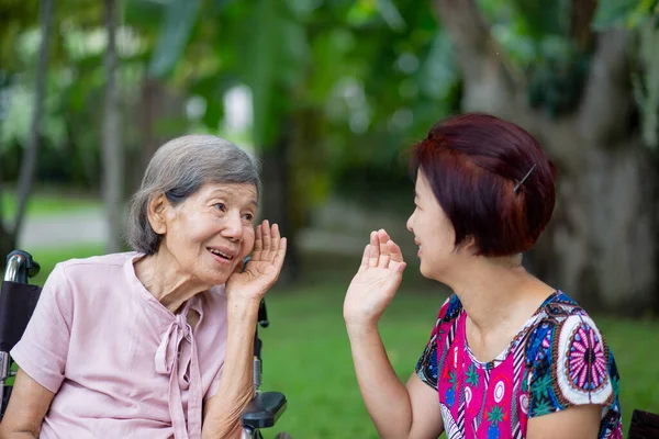 Aziatisch Senioren Vrouw Gehoorverlies Hardhorend Proberen Praten Met Dochter — Stockfoto