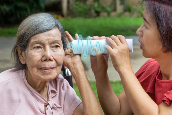 アジアの高齢者の女性難聴 難聴は娘と話をしようとします — ストック写真