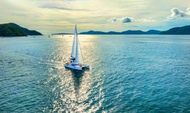 Andaman denizlerindeki katamaranın havadan görünüşü. Phuket, Tayland 'a yelken açmak.