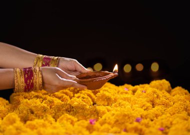 Mutlu Diwali - Diwali kutlamaları sırasında Diya lambaları yandı