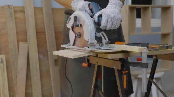 Woodworking Hobby Para Homens Sênior Após Aposentadoria Casa — Vídeo de Stock