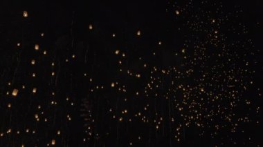 Yee-Peng Festivali 'nde (Loy Krathong) yüzen turistik gökyüzü fenerleri, Chiang Mai, Tayland.