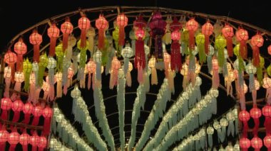 Yee Peng Festivali 'nde kağıt fenerler Tayland' ın başkenti Chiang Mai 'de dekore ediliyor..