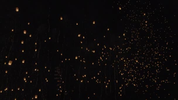 位于泰国清迈的宜鹏 Loy Krathong 节的观光浮空灯笼 — 图库视频影像