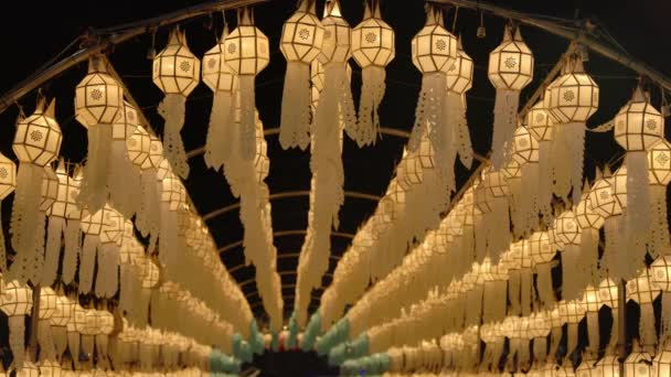 在泰国清迈市中心附近的宜鹏节上 纸制灯笼装饰着 — 图库视频影像