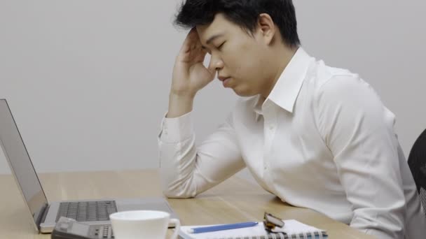 ナルコレプシーの男はオフィスの机の上で眠っています ナルコレプシーは 日中は人々は非常に眠気を作る睡眠障害です — ストック動画