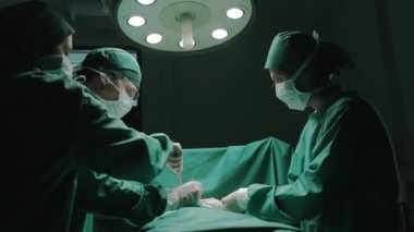 Tıbbi ekip ameliyathanede ameliyat yapıyor..