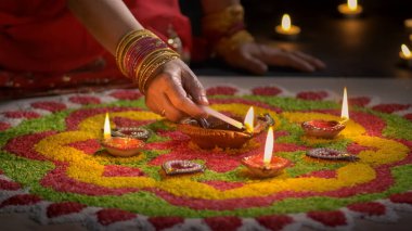 Diwali, Diwali ya da Deepavali kutlamalarında yanan Clay diya lambaları Hindistan 'ın en büyük ve en önemli bayramıdır..