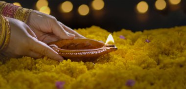 Diwali, Diwali ya da Deepavali kutlamalarında yanan Clay diya lambaları Hindistan 'ın en büyük ve en önemli bayramıdır..