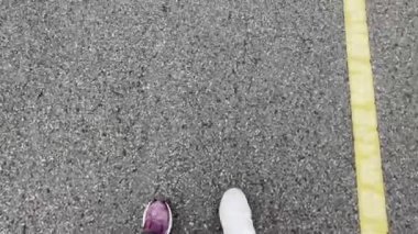 Park yolunda bir çift yaşlı yürüyüş egzersizi..