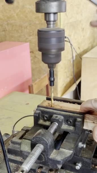 木製の部品の穴を作るためのドリル出版物機械を使用して木製の労働者の男 — ストック動画