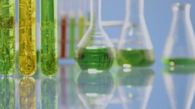 Yosun yakıtı biyoyakıt laboratuarı fosil alg yakıtı ya da alg biyoyakıtına alternatif araştırmalar yapıyor. Sıfır CARBON Emisyon kavramı.