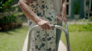 Asyalı son sınıf öğrencisi, kızı arka bahçede yürürken rahatlıyor..