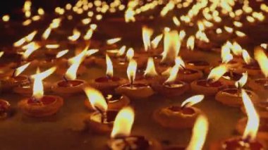 Mum ışıkları Ganesh heykeli için koyu arkaplanda dua ediyor.