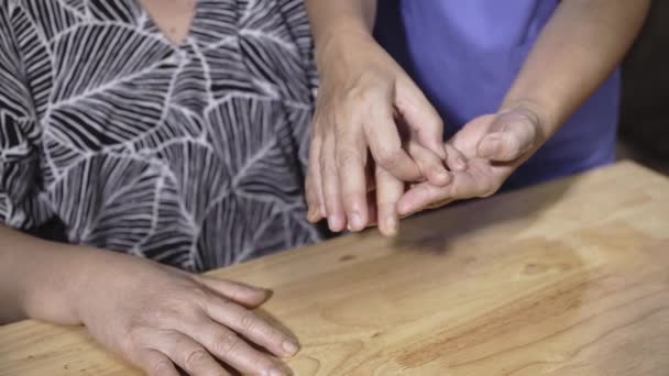 Вихователька Масажує Палець Літньої Жінки Болючій Опухлій Руці Через Хіміотерапію — стокове відео