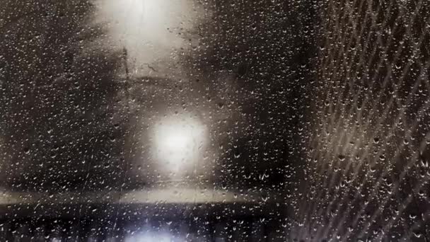 Droppar Regn Fönsterruta Natten Glas Reflektion Interiör Bakgrunden — Stockvideo