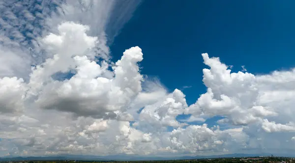 雨季的积云和新鲜空气 — 图库照片
