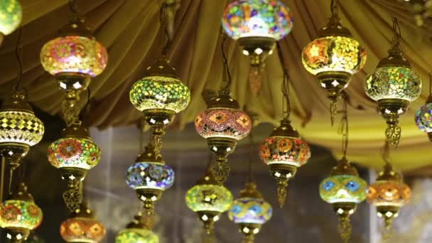Hagyományos Többszínű Török Marokkói Arab Lámpák Lógnak Ramadan Kareem Köszöntésére — Stock videók