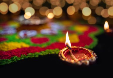 Diwali, Diwali ya da Deepavali kutlamalarında yanan Clay diya lambaları Hindistan 'ın en büyük ve en önemli bayramıdır..