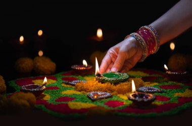 Diwali, Diwali ya da Deepavali kutlamalarında yanan Clay diya lambaları Hindistan 'ın en büyük ve en önemli bayramıdır..