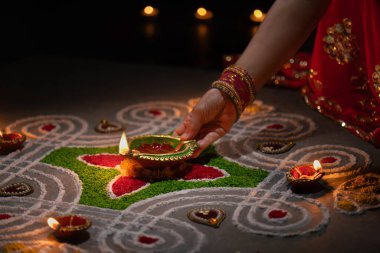 Diwali, Diwali ya da Deepavali kutlamalarında yanan Clay diya lambaları Hindistan 'ın en büyük ve en önemli bayramıdır..