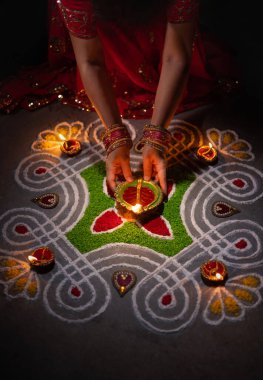 Diwali, Diwali ya da Deepavali kutlamalarında yanan Clay diya lambaları Hindistan 'ın en büyük ve en önemli bayramıdır..