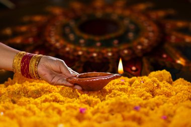 Diwali, Diwali ya da Deepavali kutlamalarında yanan Clay diya lambaları Hindistan 'ın en büyük ve en önemli bayramıdır..