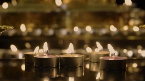 烛光为黑暗背景下的Ganesh雕像祈祷 — 图库视频影像