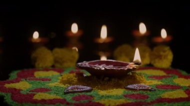 Diwali, Diwali ya da Deepavali kutlamalarında yanan Clay diya lambaları Hindistan 'ın en büyük ve en önemli bayramıdır..