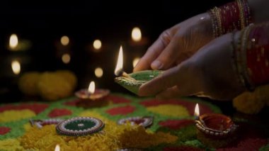 Diwali, Diwali ya da Deepavali kutlamalarında yanan Clay diya lambaları Hindistan 'ın en büyük ve en önemli bayramıdır..