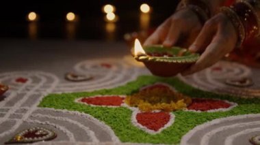Diwali, Diwali ya da Deepavali kutlamalarında yanan Clay diya lambaları Hindistan 'ın en büyük ve en önemli bayramıdır..
