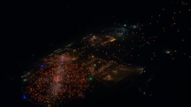 Yi-Peng (Loy Krathong) festivalinde turist gökyüzü fenerleri, Chiang Mai, Tayland. Dikey video.