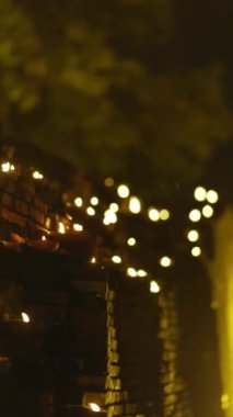 Şehir duvarında açık hava töreni, Yepeng 'de mum ışıkları (Loykrathong) festivali, Chiang Mai Tayland.