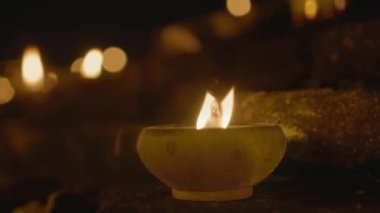 Şehir duvarında açık hava töreni, Yepeng 'de mum ışıkları (Loykrathong) festivali, Chiang Mai Tayland.