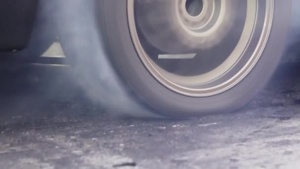 速度トラック上のドリフト車の燃焼タイヤ — ストック動画