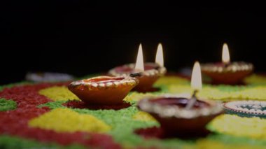 Diwali, Diwali ya da Deepavali kutlamalarında yanan Clay diya lambaları Hindistan 'ın en büyük ve en önemli bayramıdır..