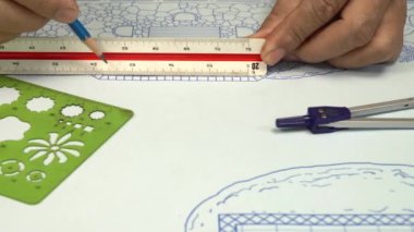 Öğrenci bahçe tasarım kursunda ölçü ölçeklerini öğreniyor.